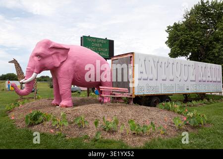 Elefantenfigur vor der Pink Elephant Mall in Livingston, Illinois, USA. Stockfoto