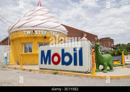 Twistee Treat Eisdiele und Mobil-Schild in der Pink Elephant Mall in Livingston, Illinois, USA. Stockfoto