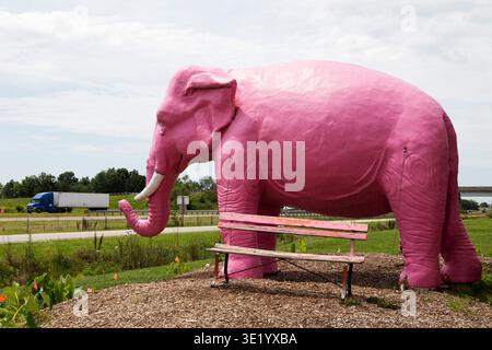Elefantenfigur vor der Pink Elephant Mall in Livingston, Illinois, USA. Stockfoto