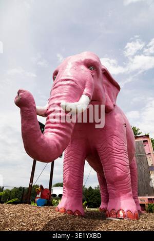 Elefantenfigur vor der Pink Elephant Mall in Livingston, Illinois, USA. Stockfoto
