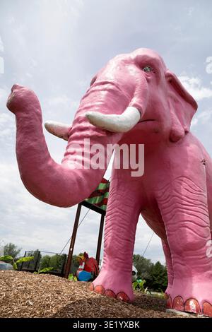 Fiberglas-Elefant vor der Pink Elephant Mall in Livingston, Illinois, USA. Stockfoto