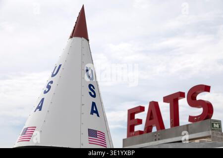 Raketen- und „EATS“-Schild vor der Pink Elephant Mall in Livingston, Illinois, USA. Stockfoto