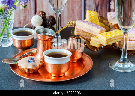 Kaffee und eine Auswahl an Gourmet-Kuchen und Schokoladentrüffeln auf einem Tisch Stockfoto