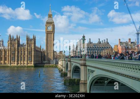 Westminster Bridge an einem schönen sonnigen Frühlingstag im März mit Big Ben und dem Palace of Westminster, London, England, Großbritannien Stockfoto