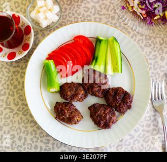 Türkische gegrillte Fleischbällchen, Inegol Kofte auf dem Teller Stockfoto