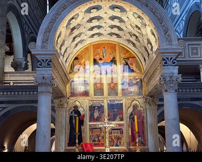 San Miniato Altarpiece, Beato Allamanno Altarpiece. Florenz, Italien. Toskanische romanische Innenausstattung mit gemalten Paneelen im byzantinischen Stil und Marmor Stockfoto