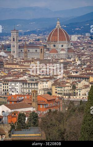 Florenz Duomo Cattedrale di Santa Maria del Fiore, Florenz, Italien. Die legendäre Renaissance Skyline mit Terrakottadächern und toskanischen Hügeln. Stockfoto