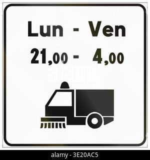 Zusätzliches Straßenschild in Italien - Straßenreinigung von Montag bis Freitag von 21:00 bis 16:00 Uhr. Stockfoto