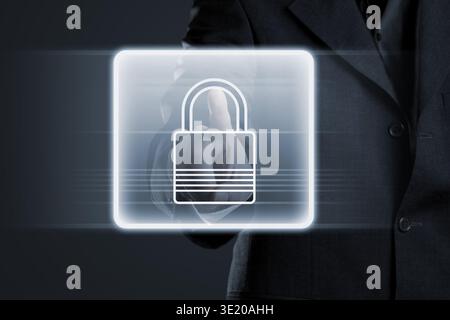 Geschäftsmann, die Lock-Taste am futuristischen touchscreen Stockfoto