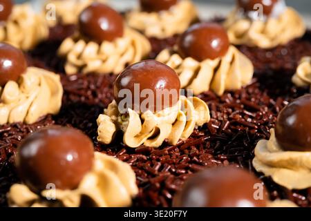 Nahaufnahme Von Schokoladenkuchen Mit Coffee Cream Swirls Und Schokoladenkugeln Stockfoto