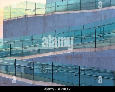 Reflexionen bei Sonnenuntergang in Glasbarrieren des Museums of Liverpool am Pier Head, Liverpool Stockfoto
