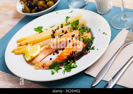 Gegrillter Lachs mit Spargel Stockfoto