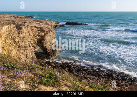 Eindrucksvoller Blick auf die Klippen von Punta Pisciotto in Sampieri, Sizilien. Das Bild zeigt einen natürlichen Kalksteinfelsbogen, der von mediterranen Wellen umspült wird, fram Stockfoto