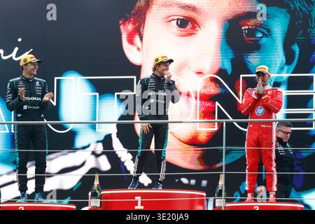 Rennsieger Andrea Kimi Antonelli aus Italien und Mercedes AMG Petronas F1 Team auf dem Podium mit seiner Trophäe beim Formel 1 Grand Prix von China auf dem Shanghai International Circuit am 15. März 2026 in Shanghai, China. (Foto: © John Nacion/Alamy Live News) Stockfoto