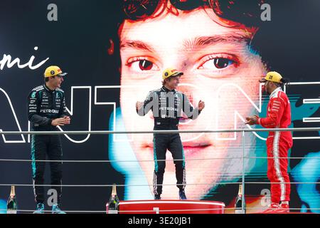 Rennsieger Andrea Kimi Antonelli aus Italien und Mercedes AMG Petronas F1 Team auf dem Podium mit seiner Trophäe beim Formel 1 Grand Prix von China auf dem Shanghai International Circuit am 15. März 2026 in Shanghai, China. (Foto: © John Nacion/Alamy Live News) Stockfoto