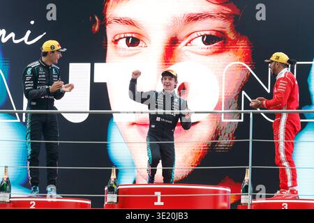 Rennsieger Andrea Kimi Antonelli aus Italien und Mercedes AMG Petronas F1 Team auf dem Podium mit seiner Trophäe beim Formel 1 Grand Prix von China auf dem Shanghai International Circuit am 15. März 2026 in Shanghai, China. (Foto: © John Nacion/Alamy Live News) Stockfoto