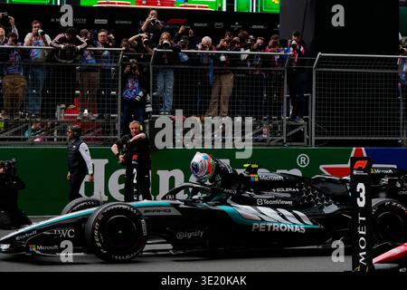 Rennsieger Andrea Kimi Antonelli aus Italien und Mercedes AMG Petronas F1 Team und dritter Platz für Lewis Hamilton aus Großbritannien und Scuderia Ferrari Talk im parc Ferme während des F1 Grand Prix von China auf dem Shanghai International Circuit am 15. März 2026 in Shanghai, China. (Foto: © John Nacion/Alamy Live News) Stockfoto