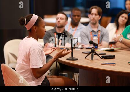 Miami, Vereinigte Staaten Von Amerika. März 2026. MIAMI GARDENS, FLORIDA - 17. MÄRZ: Coco Gauff aus den Vereinigten Staaten spricht am 1. Tag der Miami Open im Hard Rock Stadium am 17. März 2026 in Miami Gardens, Florida. (Foto: Alberto E. Tamargo/SIPA USA) Credit: SIPA USA/Alamy Live News Stockfoto