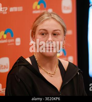 Miami, Vereinigte Staaten Von Amerika. März 2026. MIAMI GARDENS, FLORIDA - 17. MÄRZ: Amanda Anisimova aus den Vereinigten Staaten spricht am 1. Tag der Miami Open im Hard Rock Stadium am 17. März 2026 in Miami Gardens, Florida. (Foto: Alberto E. Tamargo/SIPA USA) Credit: SIPA USA/Alamy Live News Stockfoto