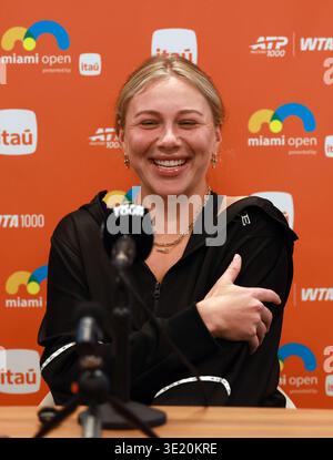 Miami, Vereinigte Staaten Von Amerika. März 2026. MIAMI GARDENS, FLORIDA - 17. MÄRZ: Amanda Anisimova aus den Vereinigten Staaten spricht am 1. Tag der Miami Open im Hard Rock Stadium am 17. März 2026 in Miami Gardens, Florida. (Foto: Alberto E. Tamargo/SIPA USA) Credit: SIPA USA/Alamy Live News Stockfoto