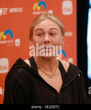 Miami, Vereinigte Staaten Von Amerika. März 2026. MIAMI GARDENS, FLORIDA - 17. MÄRZ: Amanda Anisimova aus den Vereinigten Staaten spricht am 1. Tag der Miami Open im Hard Rock Stadium am 17. März 2026 in Miami Gardens, Florida. (Foto: Alberto E. Tamargo/SIPA USA) Credit: SIPA USA/Alamy Live News Stockfoto