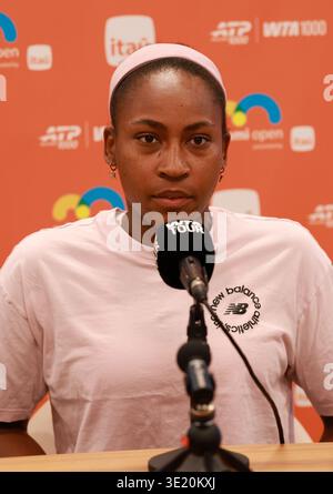 Miami, Vereinigte Staaten Von Amerika. März 2026. MIAMI GARDENS, FLORIDA - 17. MÄRZ: Coco Gauff aus den Vereinigten Staaten spricht am 1. Tag der Miami Open im Hard Rock Stadium am 17. März 2026 in Miami Gardens, Florida. (Foto: Alberto E. Tamargo/SIPA USA) Credit: SIPA USA/Alamy Live News Stockfoto