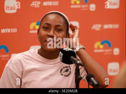 Miami, Vereinigte Staaten Von Amerika. März 2026. MIAMI GARDENS, FLORIDA - 17. MÄRZ: Coco Gauff aus den Vereinigten Staaten spricht am 1. Tag der Miami Open im Hard Rock Stadium am 17. März 2026 in Miami Gardens, Florida. (Foto: Alberto E. Tamargo/SIPA USA) Credit: SIPA USA/Alamy Live News Stockfoto