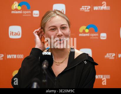 Miami, Vereinigte Staaten Von Amerika. März 2026. MIAMI GARDENS, FLORIDA - 17. MÄRZ: Amanda Anisimova aus den Vereinigten Staaten spricht am 1. Tag der Miami Open im Hard Rock Stadium am 17. März 2026 in Miami Gardens, Florida. (Foto: Alberto E. Tamargo/SIPA USA) Credit: SIPA USA/Alamy Live News Stockfoto