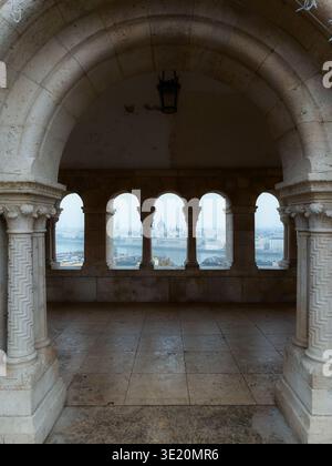 Budapester Parlament Durch Arches Stockfoto