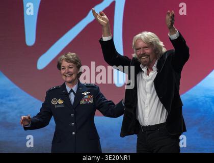 General Maryanne Miller, Air Mobility Command Commander, begrüßt Sir Richard Branson, Gründer und CEO der Virgin Group, Innovatorin und Philanthropin, auf der Bühne während ihrer Abschlussrede beim Airlift/Tanker Association Symposium in Grapevine, Texas, 25. Oktober 2018. Stockfoto