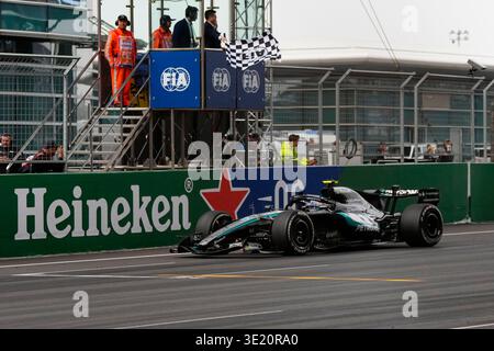 Rennsieger Andrea Kimi Antonelli aus Italien und Mercedes AMG Petronas F1 Team und dritter Platz für Lewis Hamilton aus Großbritannien und Scuderia Ferrari Talk im parc Ferme während des F1 Grand Prix von China auf dem Shanghai International Circuit am 15. März 2026 in Shanghai, China. (Foto: © John Nacion/Alamy Live News) Stockfoto