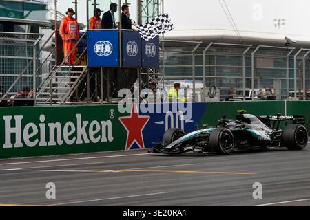 Rennsieger Andrea Kimi Antonelli aus Italien und Mercedes AMG Petronas F1 Team und dritter Platz für Lewis Hamilton aus Großbritannien und Scuderia Ferrari Talk im parc Ferme während des F1 Grand Prix von China auf dem Shanghai International Circuit am 15. März 2026 in Shanghai, China. (Foto: © John Nacion/Alamy Live News) Stockfoto