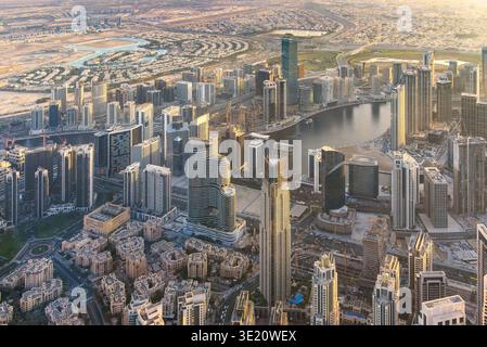 Panorama einer modernen Metropole mit einer dichten Stadtlandschaft aus Glastürmen und Wasserinfrastruktur in Dubai, Vereinigte Arabische Emirate Stockfoto
