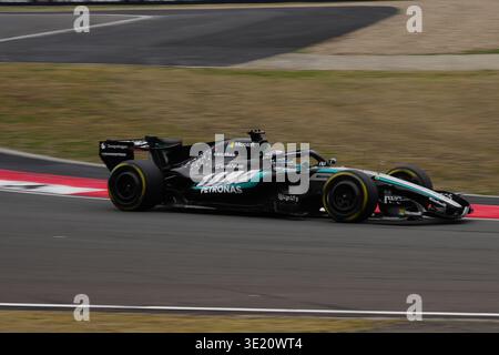 Rennsieger Andrea Kimi Antonelli aus Italien und Mercedes AMG Petronas F1 Team und dritter Platz für Lewis Hamilton aus Großbritannien und Scuderia Ferrari Talk im parc Ferme während des F1 Grand Prix von China auf dem Shanghai International Circuit am 15. März 2026 in Shanghai, China. (Foto: © John Nacion/Alamy Live News) Stockfoto