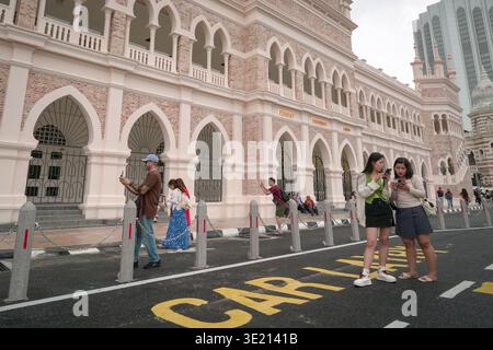 Kuala Lumpur, Malaysia - 17. Februar 2026: Touristen fotografieren vor dem Sultan Abdul Samad Gebäude in Dataran Merdeka in Kuala Lumpur. Ein Popul Stockfoto