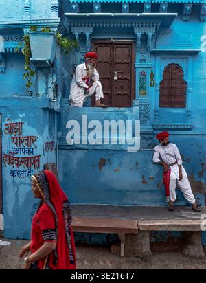 Einheimische Männer in traditioneller Kleidung vor dem blauen Haus in Jodhpur, Indien Stockfoto