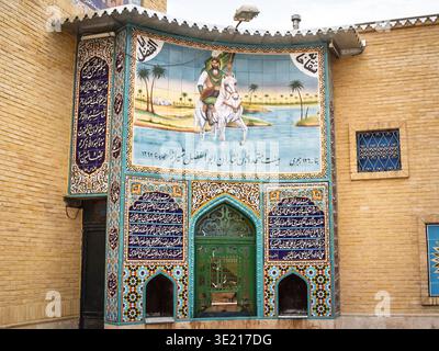 SHIRAZ, IRAN - 16. AUGUST 2016: Saqakhaneh in Shiraz, Iran. Dieser traditionelle öffentliche Wasserbrunnen ist Abbas ibn Ali gewidmet und zeigt ihn auf einem W Stockfoto