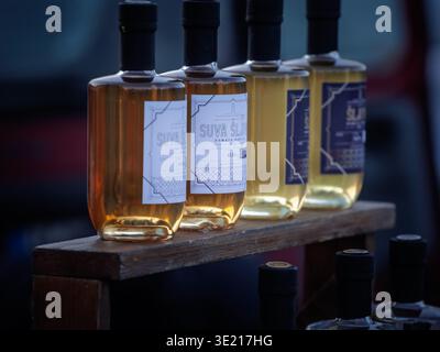 BELO BLATO, SERBIEN - 8. FEBRUAR 2026: Flaschen Sljivovica, serbische Pflaumenrakija, auf einem Markt in Belo Blato, Serbien, zum Verkauf angeboten Stockfoto