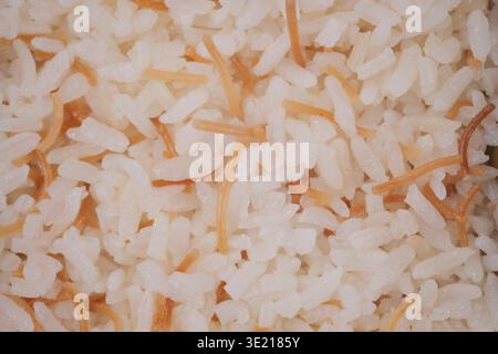 Basmatireis mit gebratenen Zwiebeln aus der Nähe Stockfoto
