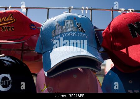 New York City Baseballmützen als Souvenir an einem Verkaufsstand im Freien in Manhattan, New York, 2006. Stockfoto