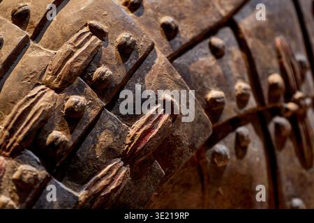Nahaufnahme eines Rüstungsanzugs eines Terrakotta-Kriegers mit Nieten und Kordeln im Mausoleum von Kaiser Qin Shi Huang in Xi'an Stockfoto