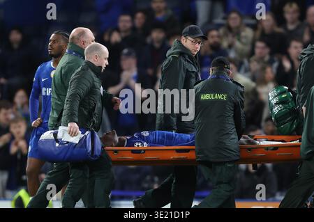 London, Großbritannien. März 2026. LONDON, ENGLAND, 16. MÄRZ: Trevoh Chalobah aus Chelsea wird während des Spiels zwischen Chelsea FC und Paris Saint-Germain FC in der UEFA Champions League, Achtelfinale, 2. Leg-Spiel im Stamford Bridge Stadium in London, England, am 17. März auf einer Trage verletzt. (Foto: Daniel Weir) Foto: SPP Sport Press Photo. /Alamy Live News Stockfoto
