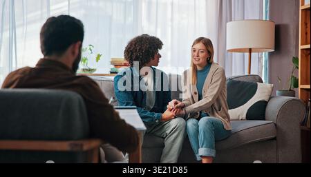 Therapie, Handhaltung und Beratung mit einem Paar im Amt für Heilung, Unterstützung und Hilfe. Beziehungsberatung, psychologische Lösung und Ehe Stockfoto