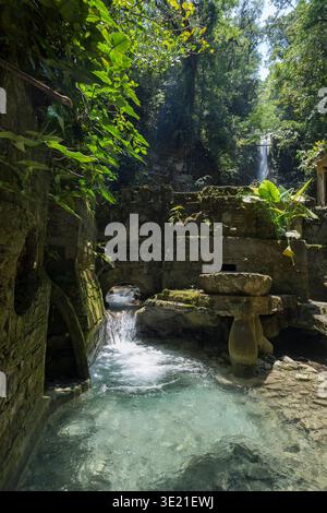 Türkisfarbener Naturpool mit Betonskulpturen und Wasserfall inmitten des Dschungels in Las Pozas, Xilitla Stockfoto