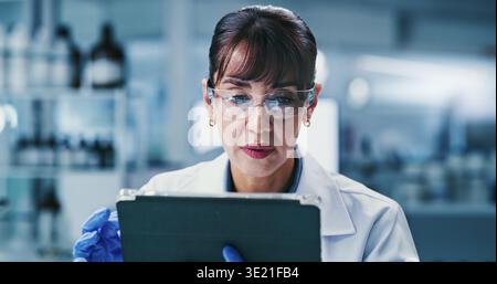 Wissenschaft, Lesen oder Frau mit Tablet im Labor, Online-Forschungspapier oder Pathologiestudium für Informationen. Ergebnisse der Experimente, psa oder erfahrener Wissenschaftler Stockfoto