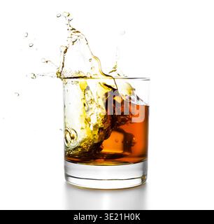 Whiskyglas mit Spritzern, isoliert auf weiß Stockfoto