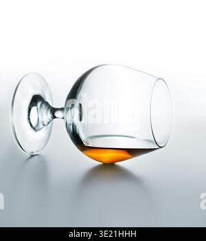 Glas mit Cognac auf der Tischplatte Stockfoto