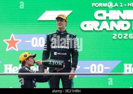Die italienische Rennsiegerin Andrea Kimi Antonelli und das Mercedes AMG Petronas F1 Team feiern auf dem Podium beim F1 Grand Prix von China auf dem Shanghai International Circuit. Stockfoto
