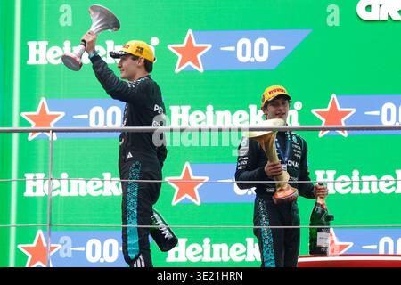 Die italienische Rennsiegerin Andrea Kimi Antonelli und das Mercedes AMG Petronas F1 Team feiern auf dem Podium beim F1 Grand Prix von China auf dem Shanghai International Circuit. Stockfoto