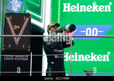 Die italienische Rennsiegerin Andrea Kimi Antonelli und das Mercedes AMG Petronas F1 Team feiern auf dem Podium beim F1 Grand Prix von China auf dem Shanghai International Circuit. Stockfoto